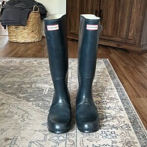 Navy blue tall Hunter boots. Size 8 women’s